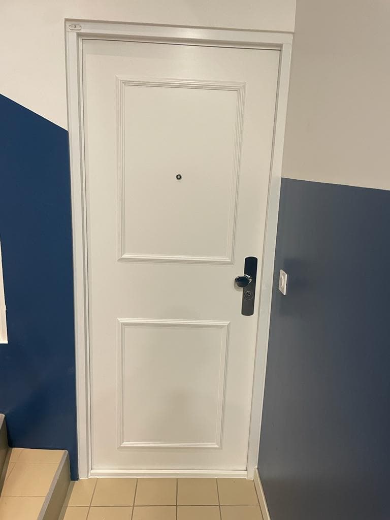 PORTE AVEC MOULURE EXTERIEUR